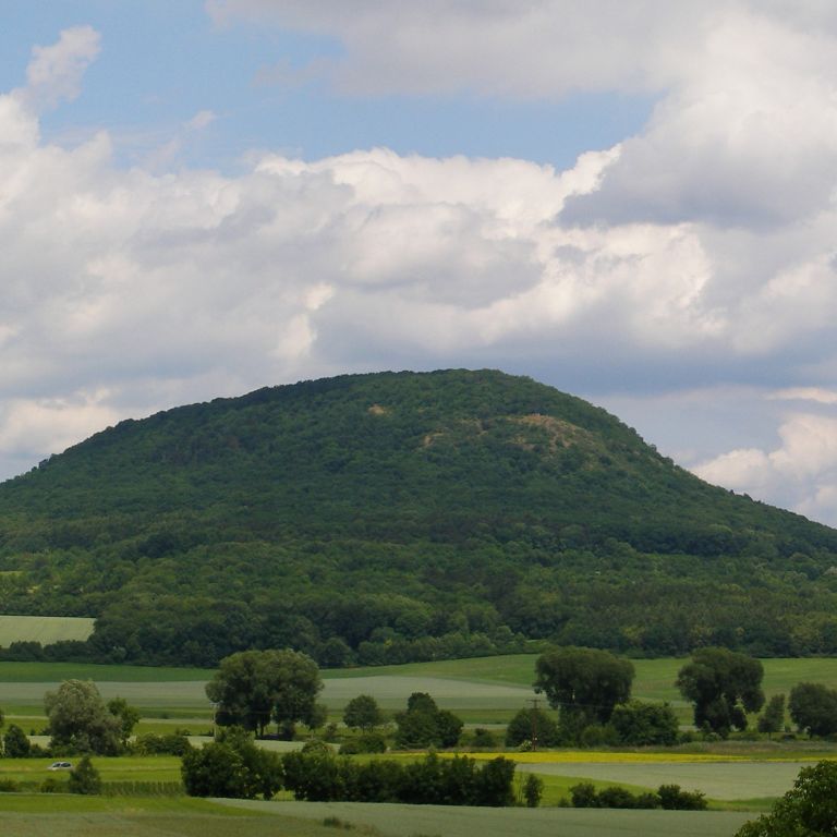 Hora Říp s rotundou sv. Jiří a sv. Vojtěcha